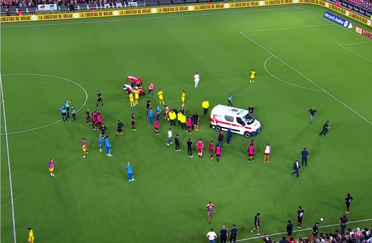 El futbolista chileno fue trasladado a un sanatorio de la ciudad de La Plata para atenderlo y realizarle exámenes médicos.