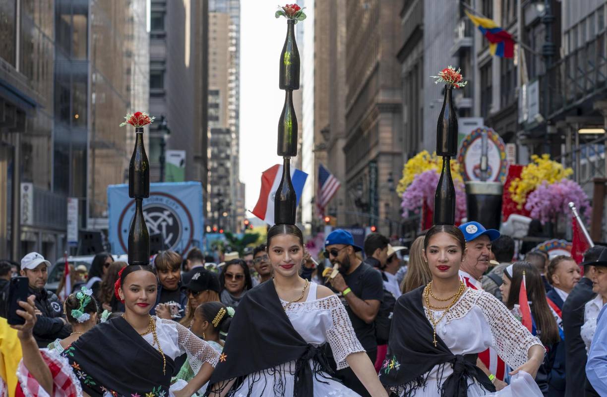 Tres mujeres desfilan con trajes típicos durante la edición 60 del Desfile de la Hispanidad, este domingo en Nueva York (Estados Unidos). EFE