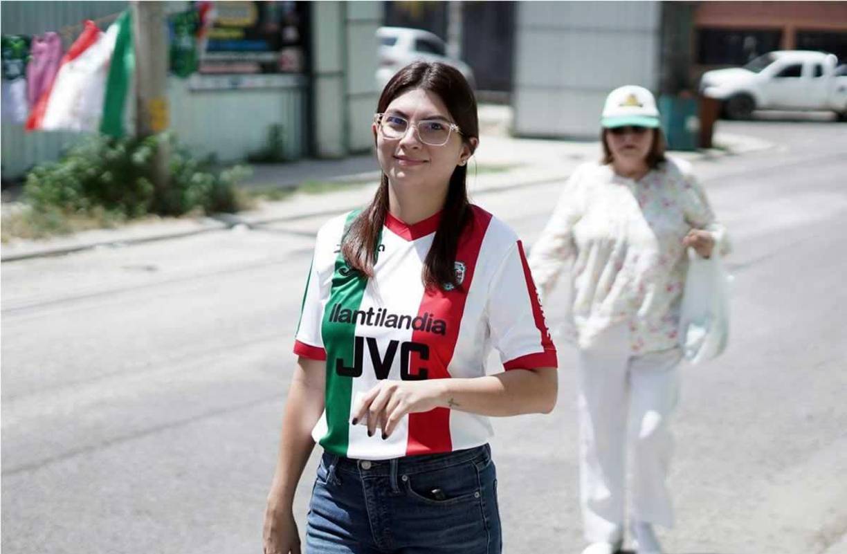 Las chicas que adornaron el derbi Marathón-Real España en el Yankel