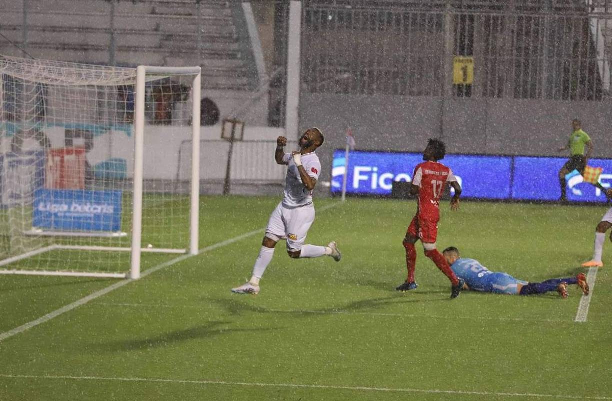Jorge Benguché se lamenta después de fallar una ocasión clara frente a la portería de la Real Sociedad.