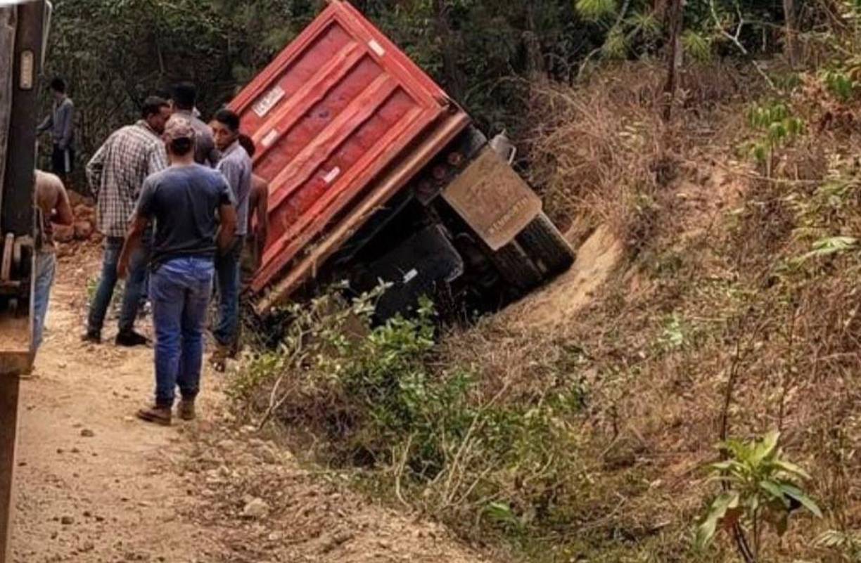 Era el primer día de trabajo de Wilmer, quien se dirigía hacia una mina a bordo de una volqueta junto a otra persona. 