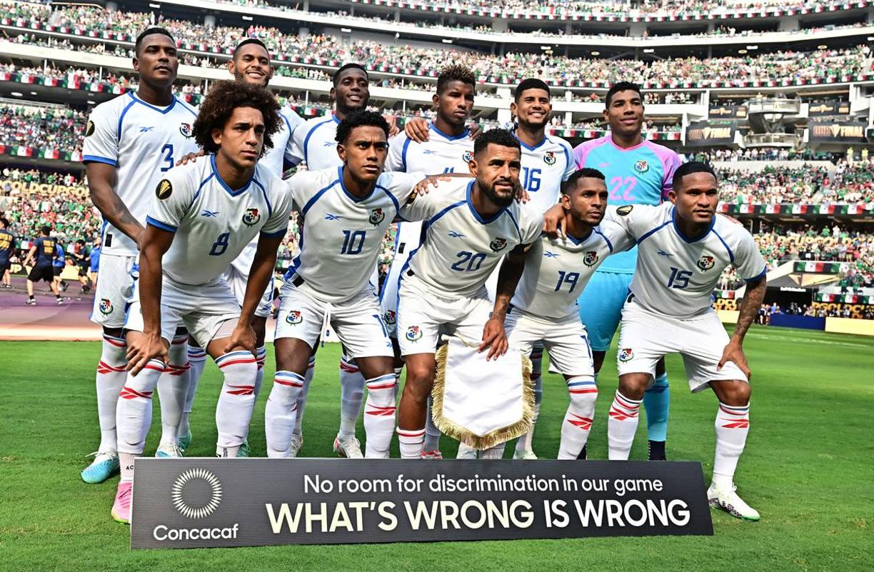 El 11 titular de Panamá posando antes de la final contra México.