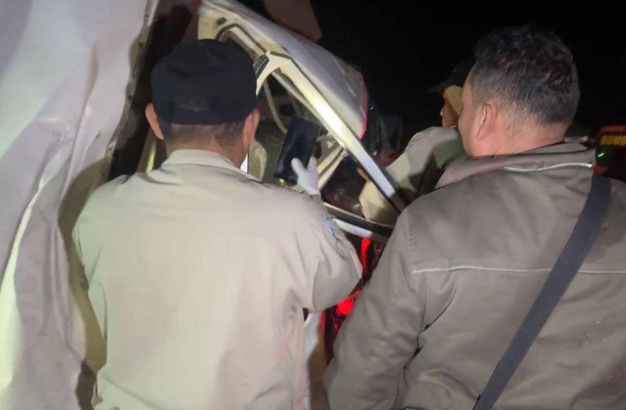 Las autoridades de la Dirección Nacional de Vialidad y Transporte (DNVT) llegaron a al lugar del accidente para determinar las causas del mismo. 