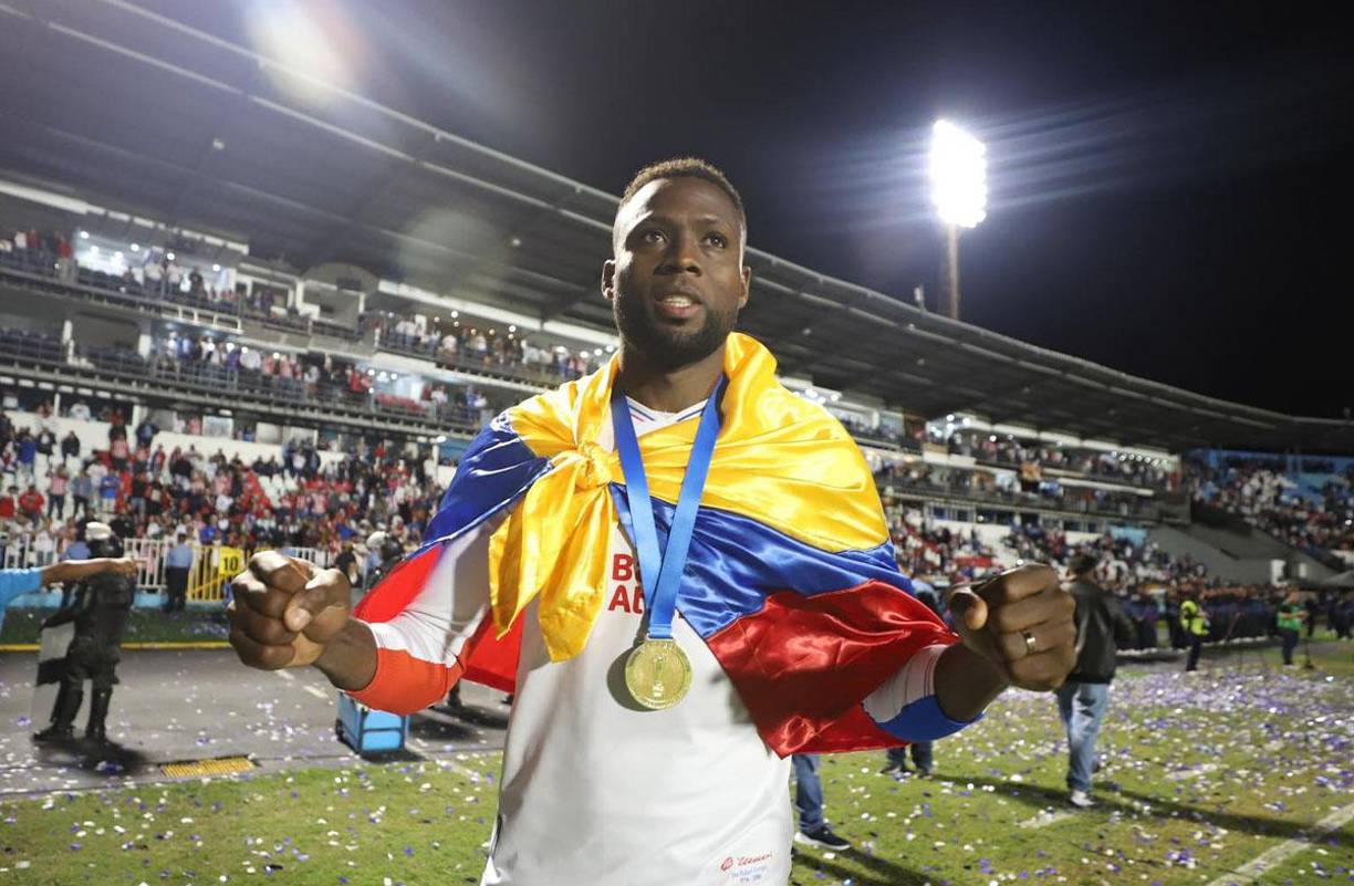 Yustin Arboleda portando la bandera de Colombia en los festejos. 