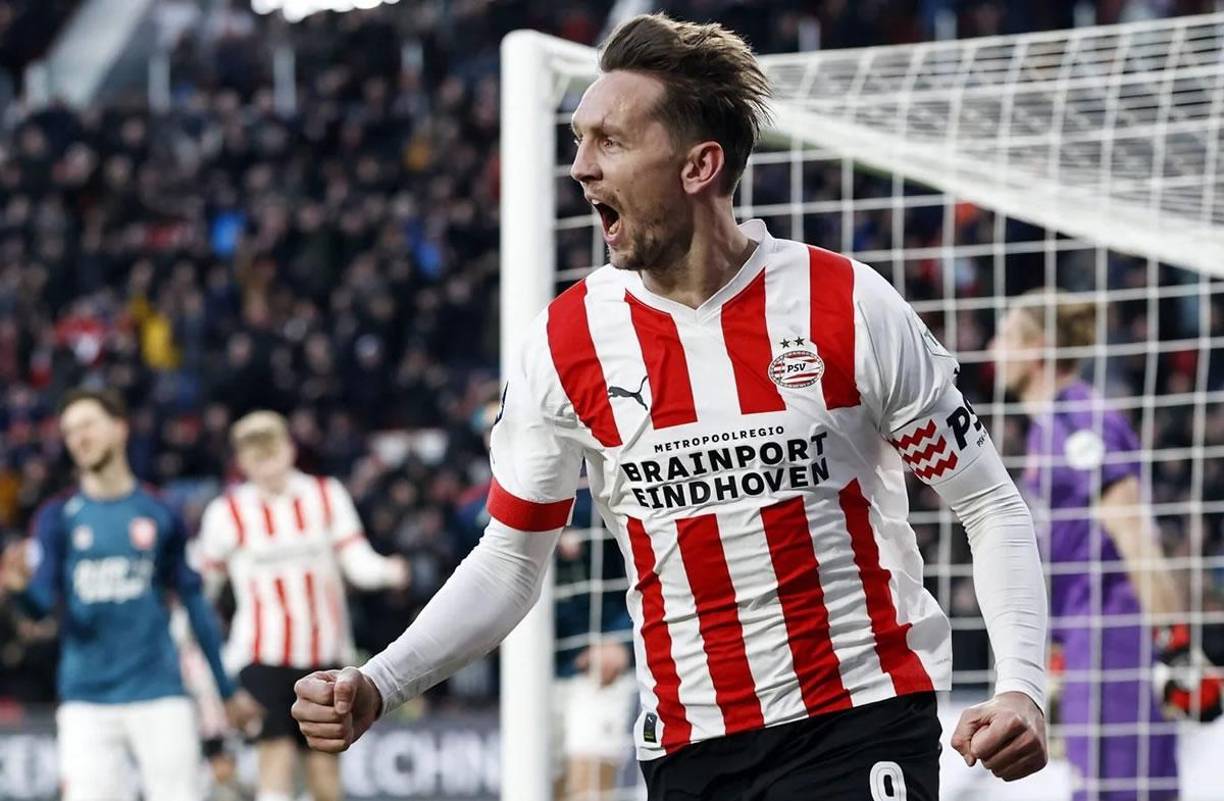 El que fuera delantero del Barcelona llevó al PSV a ganar la liga neerlandesa seis años después, marcando 27 goles en la temporada 2023-24 y brindando 15 asistencias. El veterano delantero sigue demostrando en su país que su olfato goleador no ha pasado de moda.