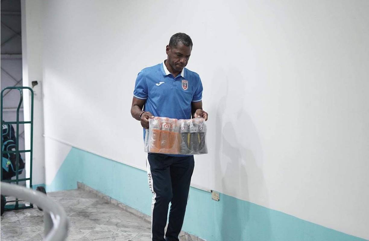 Los encargados de la logística de Cuba llevaron todos los alimentos a los camerinos del recinto hondureño.