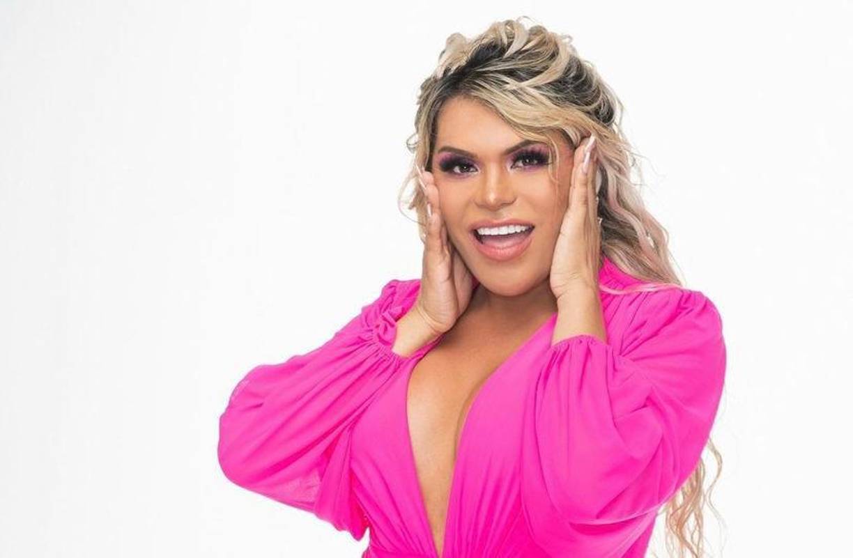 Nació el 12 de agosto de 1993 en León, Guanajuato, y es muy poco los que se sabe sobre su infancia y adolescencia pero en varias ocasiones ha contado en entrevistas y transmisiones en vivo que tuvo un pasado complicado debido a sucesos traumáticos y su orientación sexual.