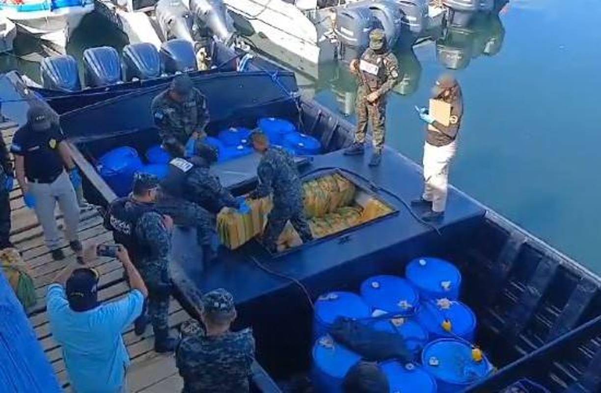 Pero en la inspección descubrieron un compartimiento falso, en el que se encontró una cantidad considerable de sacos con droga. 