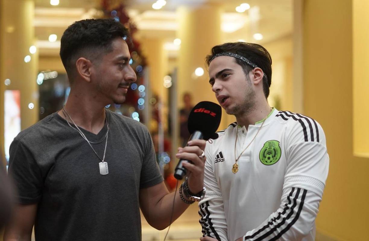Otro aficionado de la Selección de México que recibió a la escuadra azteca en el hotel de concentración.