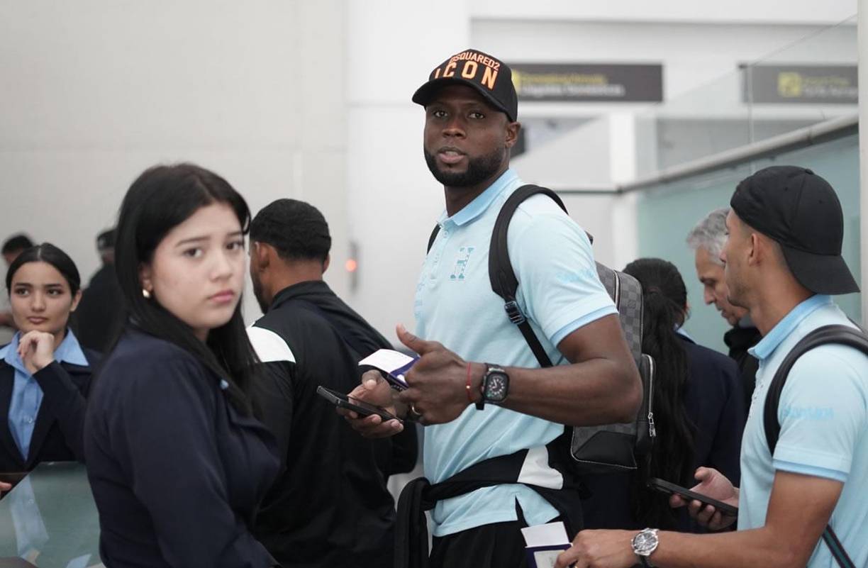 Yustin Arboleda se mostró ilusionado y sonriente antes de viajar a México.