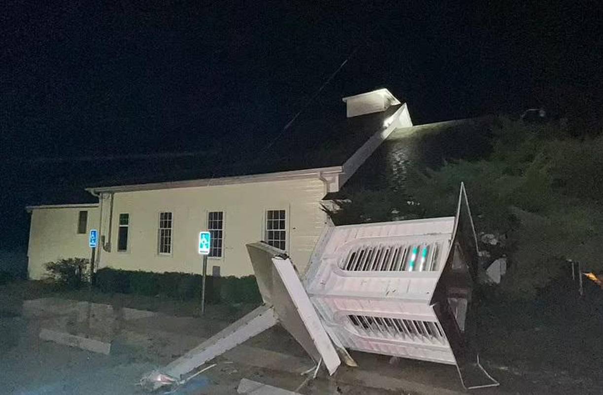 El sistema de tormentas descargó tornados, fuertes lluvias y granizo en algunas áreas del centro de Misisipi durante la noche, con la compañía de relámpagos especialmente en el condado de Madison.