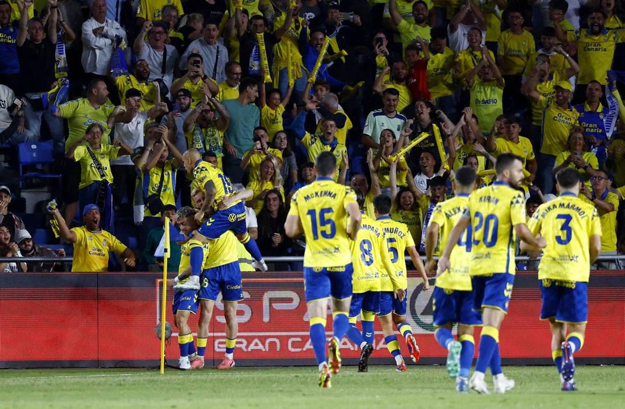 Las Palmas sorprendió marcando a los cinco minutos por medio de Alberto Moleiro y el Estadio de Gran Canaria explotó en euforia.