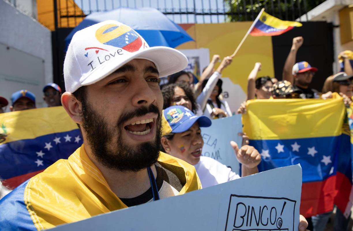  Alrededor de un centenar de ciudadanos venezolanos se concentraron este sábado frente a la embajada de su país en Santo Domingo para manifestar su apoyo al candidato opositor Edmundo González Urrutia, al que dan por ganador de las elecciones presidenciales del pasado 28 de julio. 