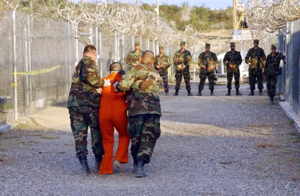 El campo de detención de la base de Guantánamo fue abierto en 2002 por el entonces presidente George W. Bush (2001-2009) para retener a acusados de terrorismo en el marco de la “guerra global contra el terrorismo” tras los atentados del 11 de septiembre de 2001.