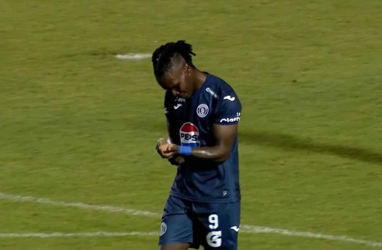 Rubilio Castillo montó una rabieta por salir de cambio en el partido de Motagua ante Herediano.