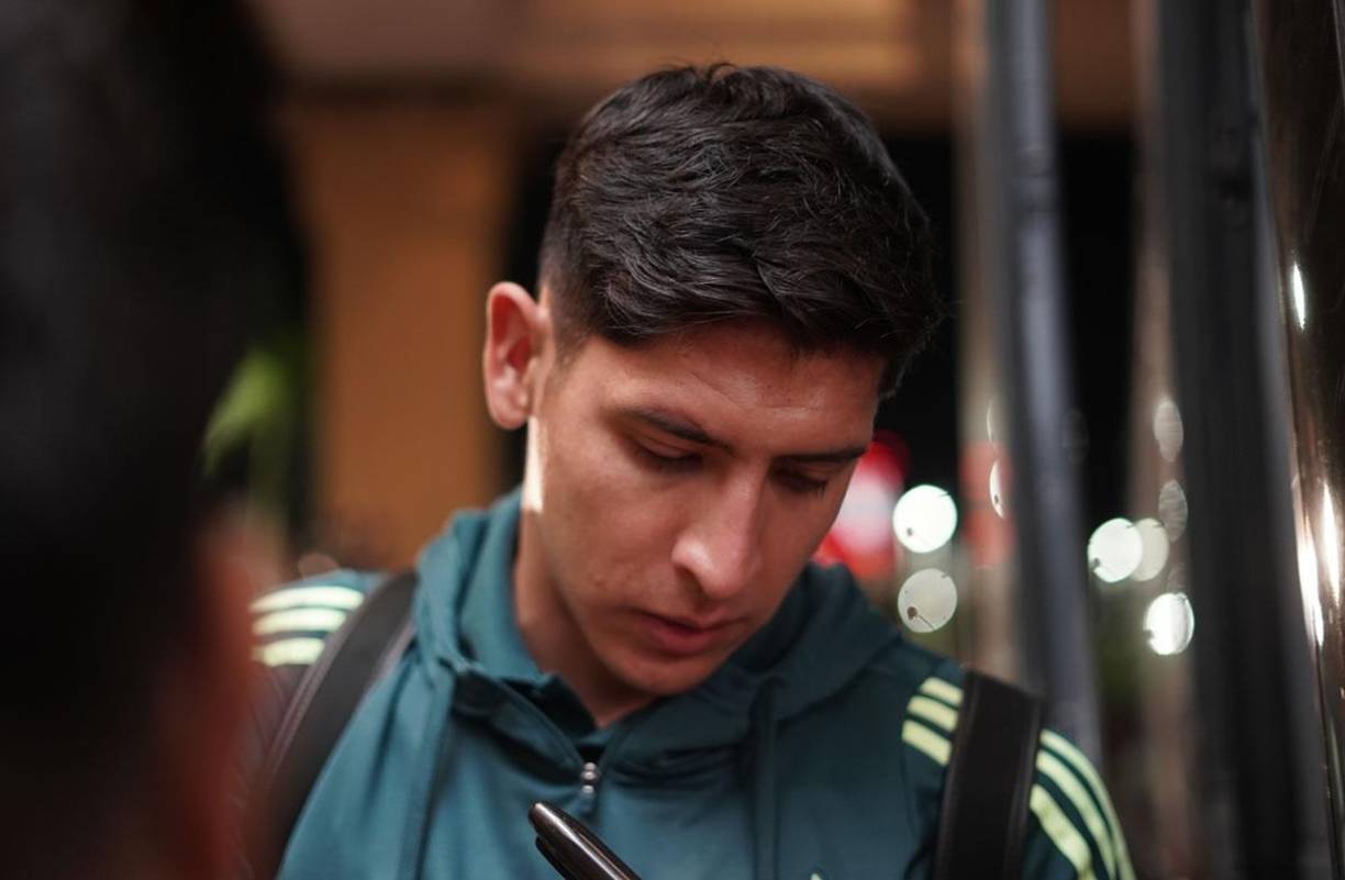 Edson Álvarez, futbolista del West Ham de la Premier League, tuvo un gran gesto y se detuvo a firmar autógrafos a la llegada al hotel de concentración de México.