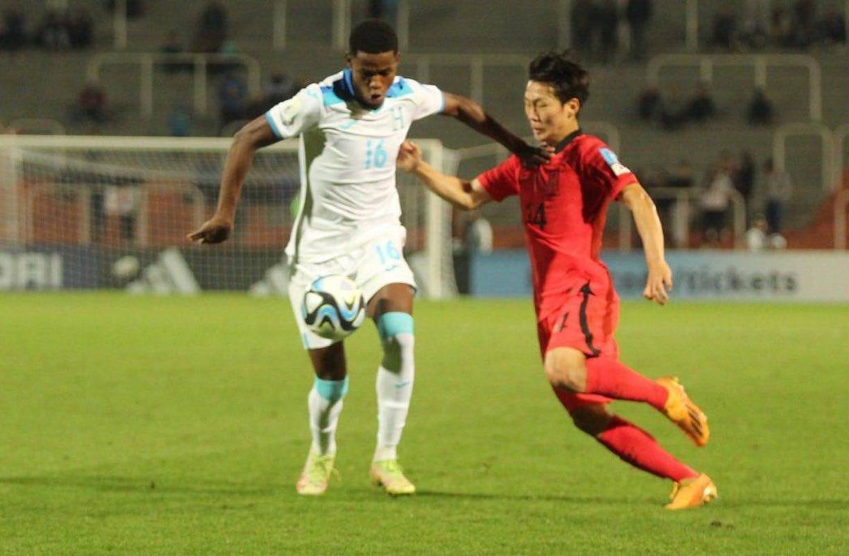 Defensas: Julián Martínez pasa un gran momento y Reinaldo Rueda lo sabe. Podría ser otro de los defensores titulares en el amistoso ante Islandia.