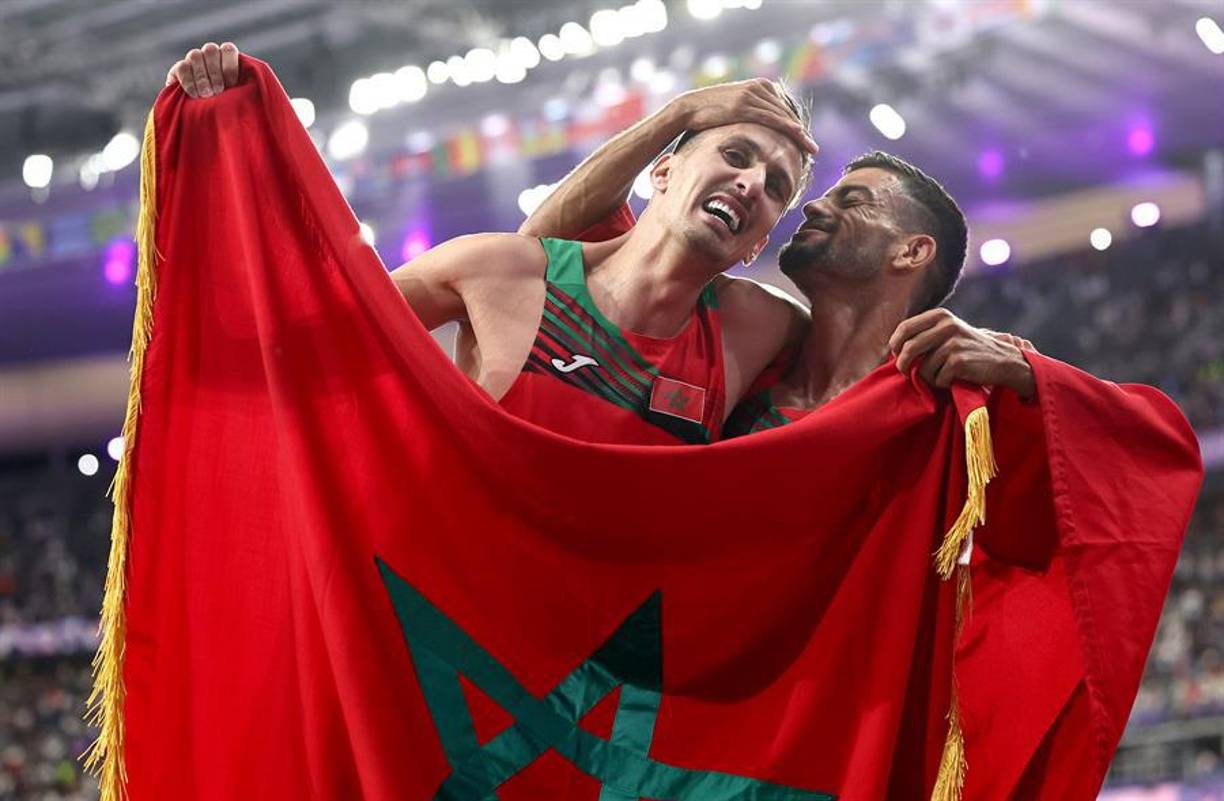 La competencia continuó y el marroquí Soufiane El-Bakkali retuvo su corona de campeón olímpico en la final de los 3.000 metros obstáculos y volvió a imponer su reinado sobre la pista morada del Estadio de Francia en París.