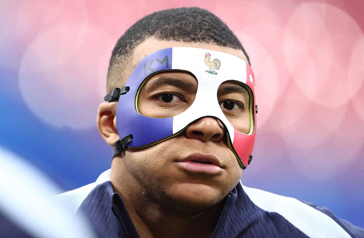 La máscara de Mbappé lleva los colores de la bandera de Francia, están escritas sus iniciales (KM) y hay dibujado un gallo, uno de los símbolos de la selección gala. 