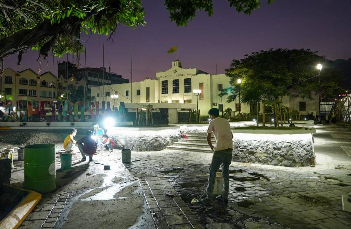 Los trabajos se realizan día y noche para concluir el mantenimiento y abrir el espacio para los cientos de sampedranos que llegan al centro de la ciudad.