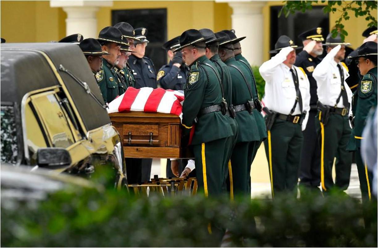 Según el informe presentado en la corte, el oficial disparó seis descargas eléctricas con una pistola taser en 2 minutos. Luego de finalizar el arresto, el sargento Michael Kunovich se desploma en la calle y es transportado de emergencia a un hospital, donde le diagnosticaron un ataque al corazón al que no sobrevivió.