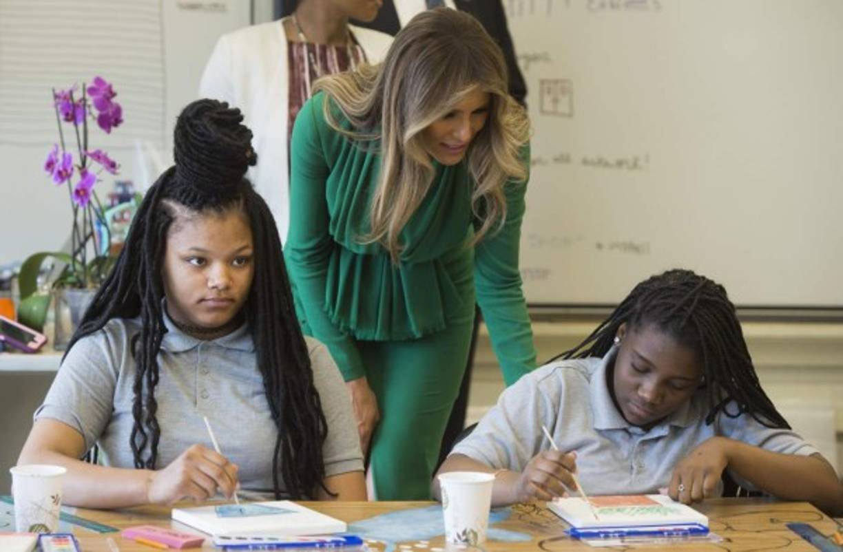 Melania saludó a varias de las estudiantes de la secundaria Excel.