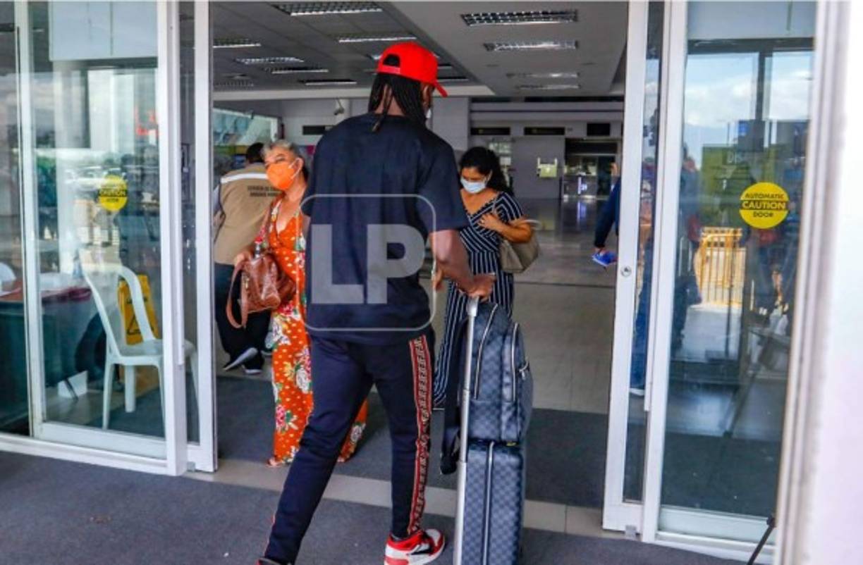 Alberth Elis ha viajado este sábado desde San Pedro Sula con dirección a Francia, donde estará llegando el domingo y el lunes realizará los exámenes médicos con el Girondins de Burdeos para luego firmar su contrato. Jugará cedido en la Liga francesa procedente del Boavista de Portugal.