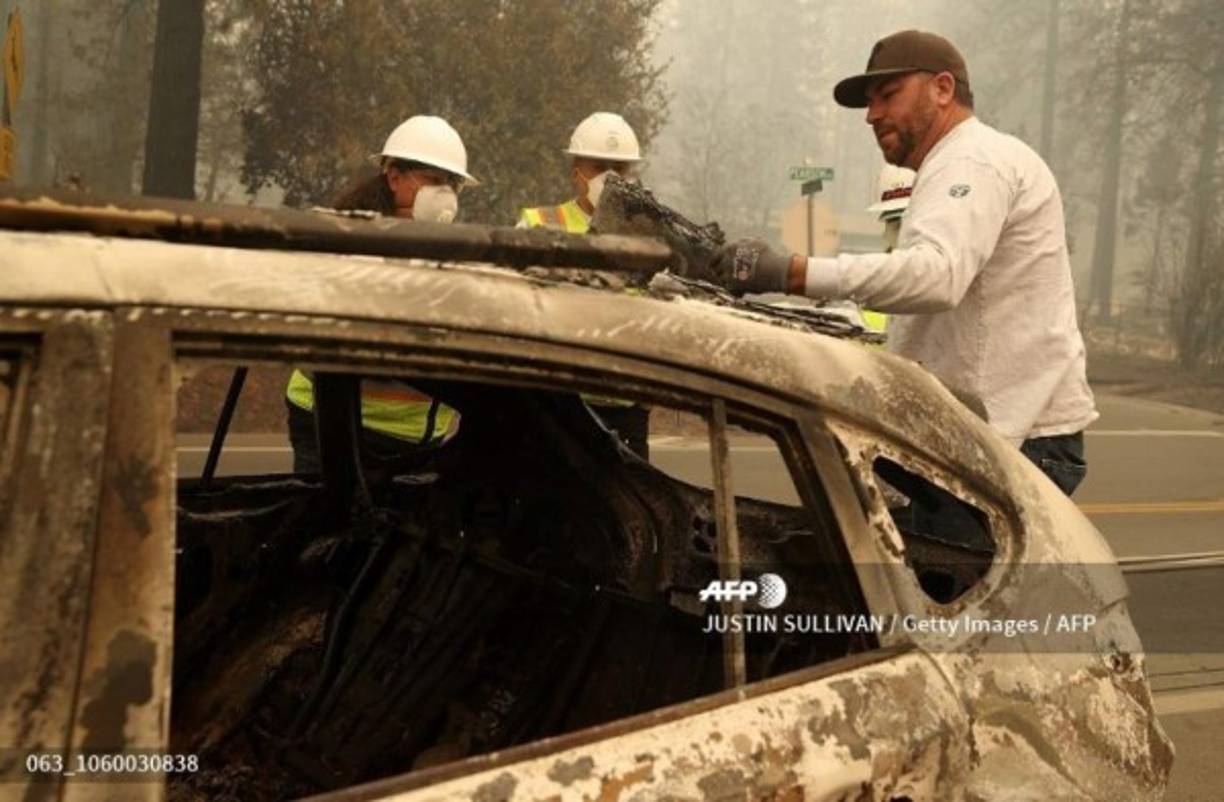 El fuego se ha propagado con extrema celeridad a causa de la poca humedad del terreno y de los fuertes vientos, que en el caso del sur del estado son conocidos como vientos de Santa Ana, muy secos y que soplan con fuerza cada otoño provenientes del área desértica del interior de California.