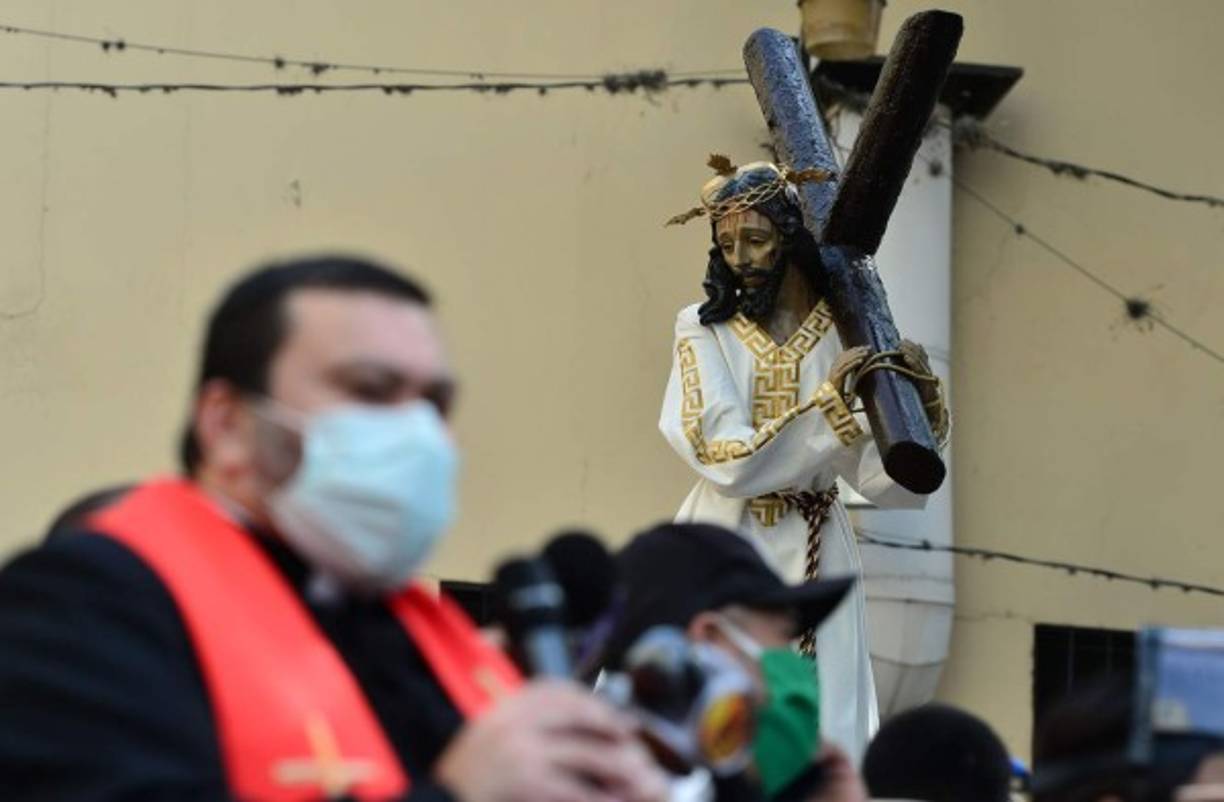 Catholic faithfuls take part in a car procession to commemorate Jesus Christ crucifixion during Good Friday, within the government restrictions to fight the spread of the COVID-19 coronavirus, in Tegucigalpa, on April 10, 2020. (Photo by ORLANDO SIERRA / AFP)