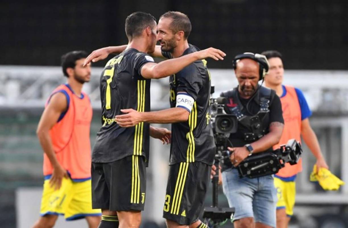 Cristiano Ronaldo celebrando la victoria con Giorgio Chiellini al final del partido.