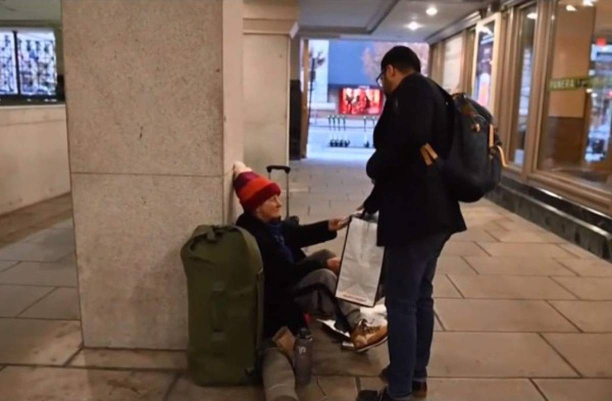Este hondureño se destaca por su enorme solidaridad al llevar comida a los más necesitados.