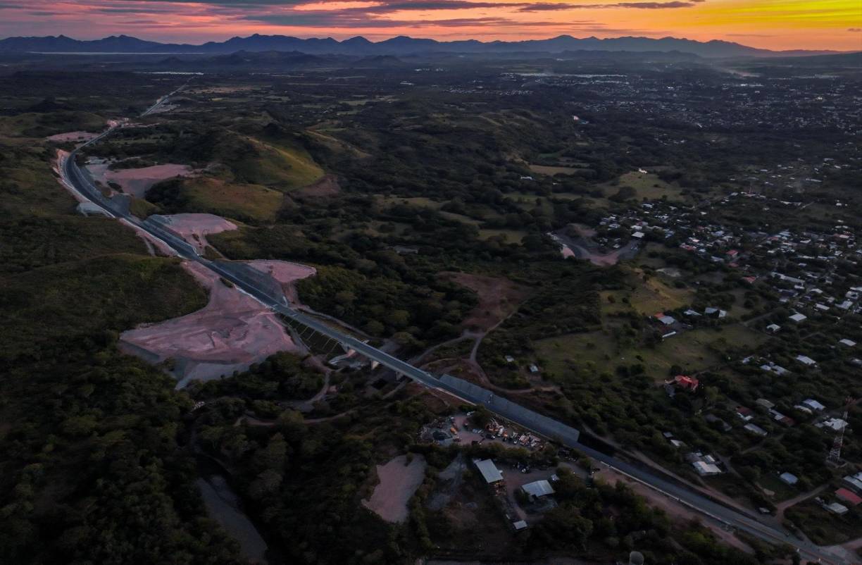 Los puentes fueron diseñados para resistir el tránsito de hasta 15,000 vehículos diarios.