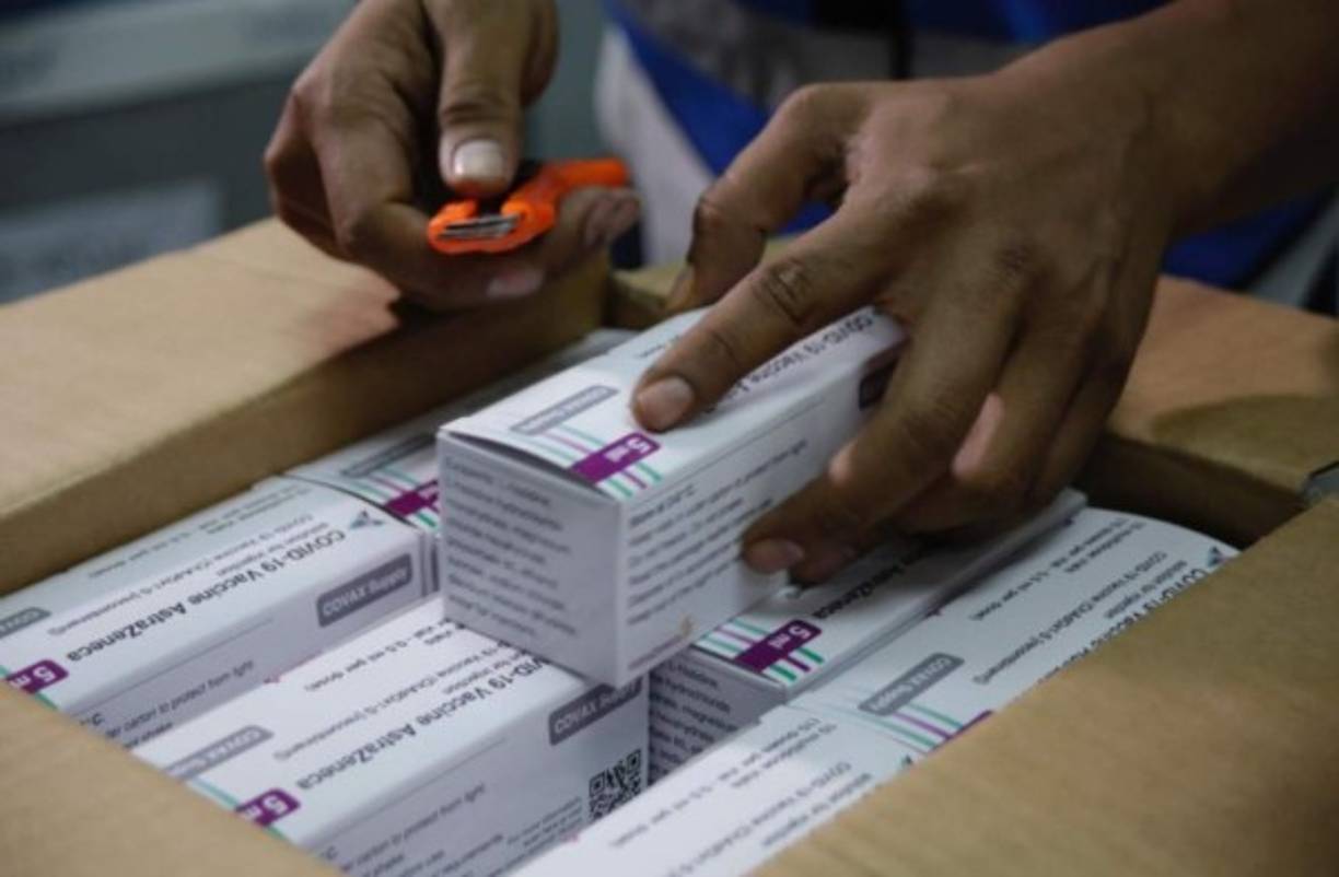 Los fármacos llegaron en un vuelo comercial a la ciudad de San Pedro Sula, en el norte del país, de donde fueron trasladas a Tegucigalpa en una avioneta de la FAH.