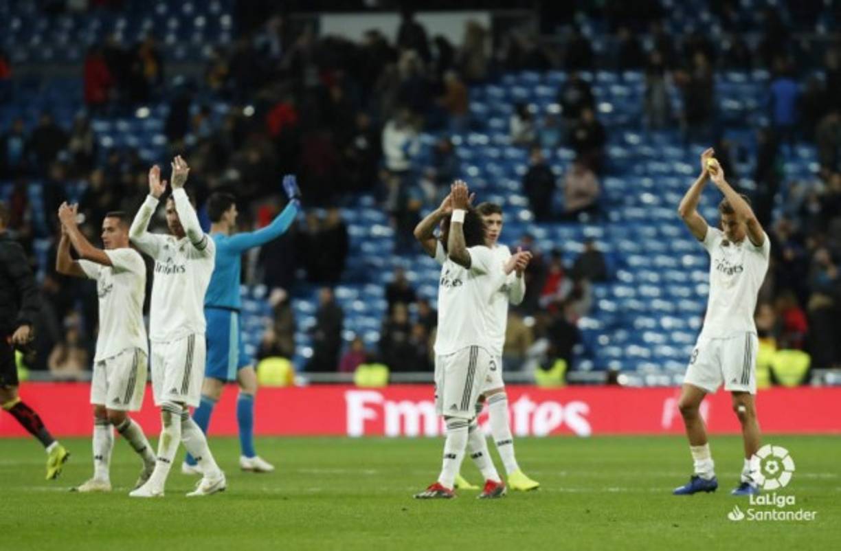 Los jugadores del Real Madrid celebrando el triunfo y agradeciendo a los aficionados.
