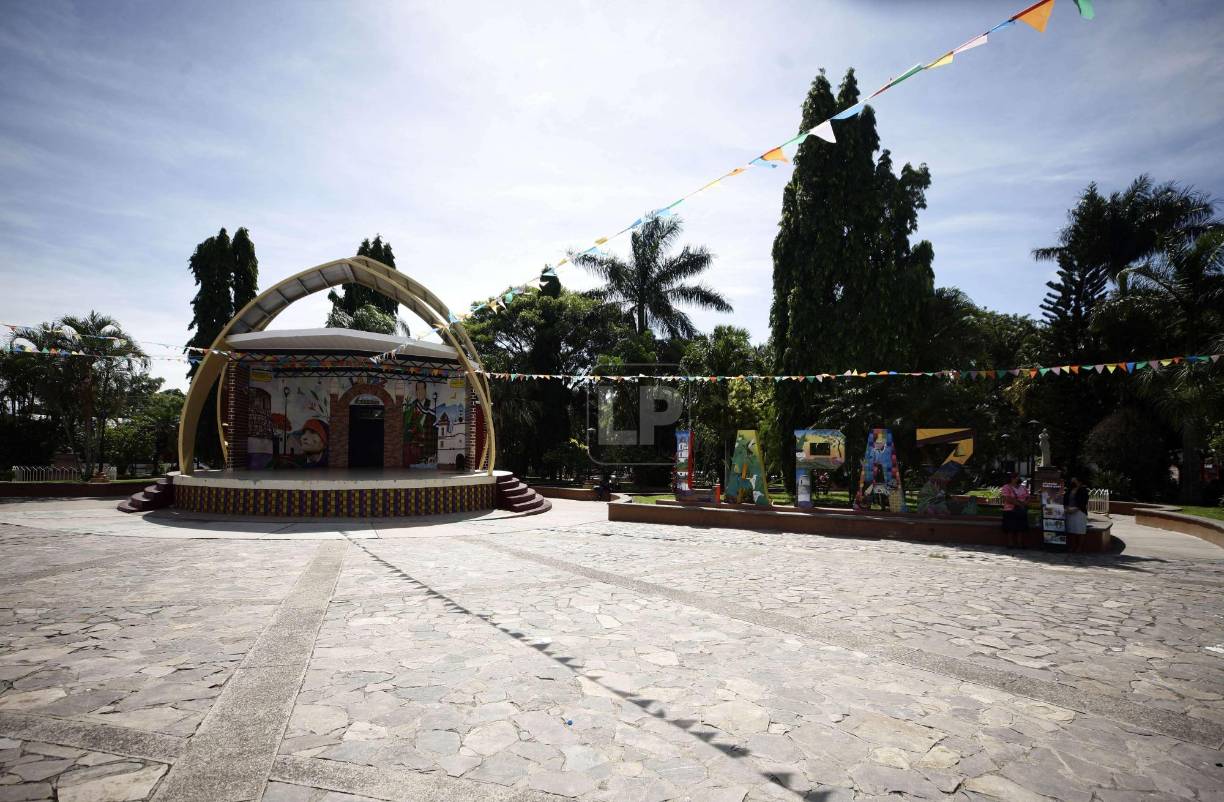 La Paz y la vecina ciudad de Marcala, tuvieron un equipo en la segunda división, que jugaban en el Estadio Roberto Suazo Córdova, pero los dos descendieron hace unos años atrás. Hoy los pobladores vuelven a estar ilusionados con albergar partidos profesionales.