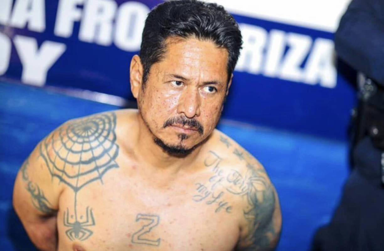 En su expediente, se detalla que cuenta con una orden de captura pendiente emitida por los Juzgados Especializados de Sentencia “C”, de la República de El Salvador por el delito de Agrupaciones Ilícitas.