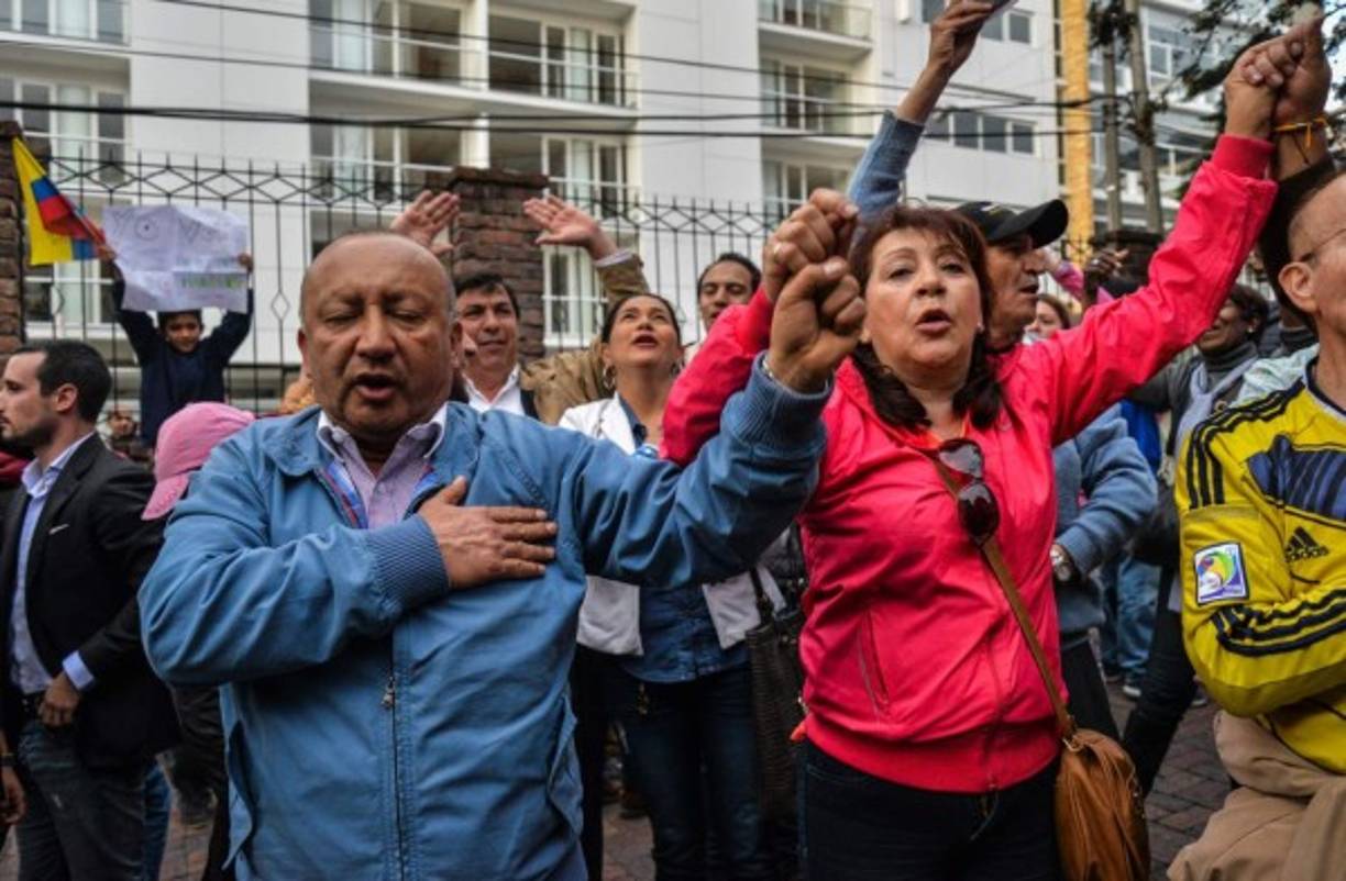 Cantando el himno nacional, varios colombianos esperaron la llegada de los resultados del plebiscito realizado el domingo.