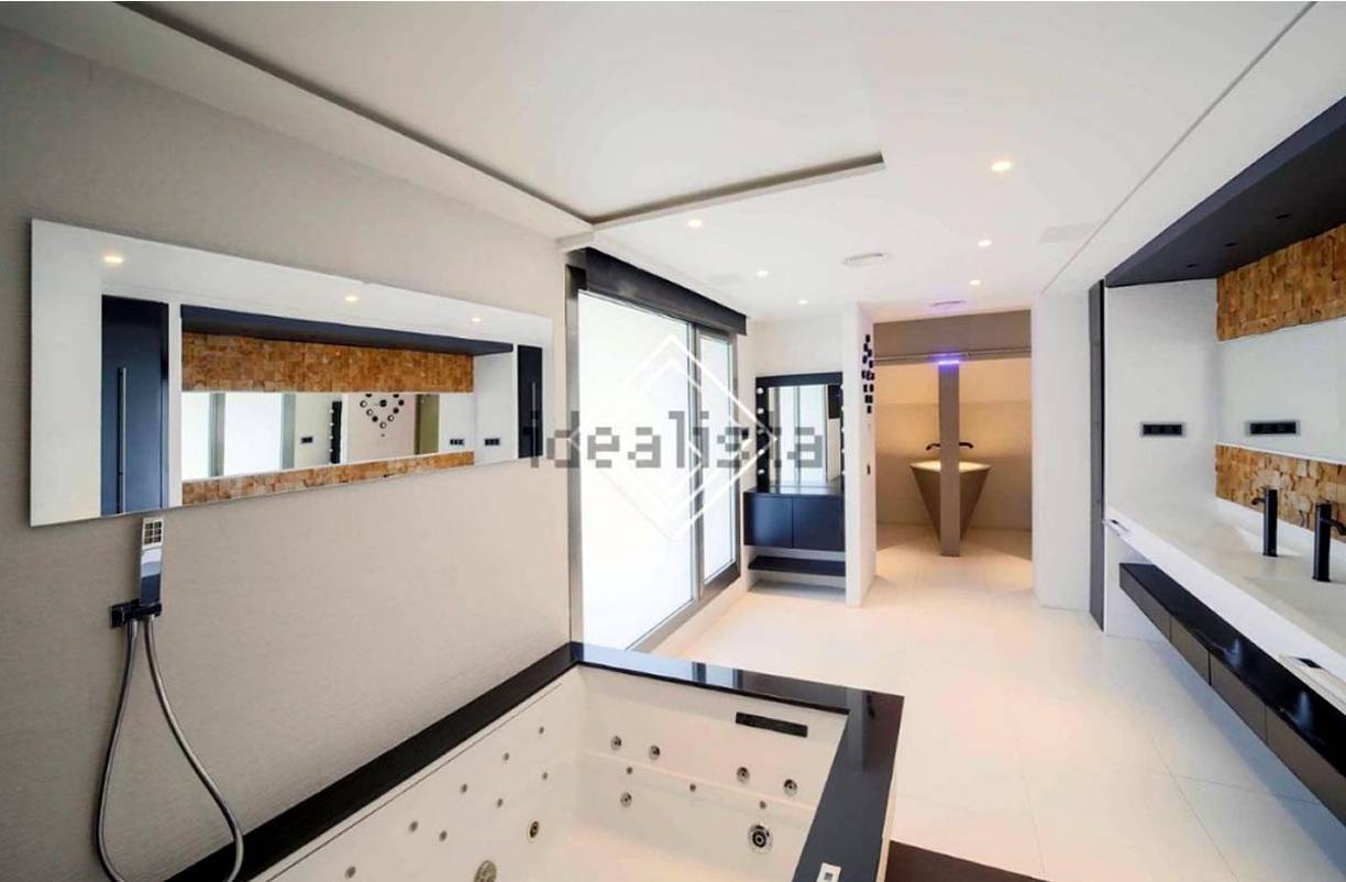 No hay qaue olvidar que Mbappé no llegará solo. Su familia estará con él en Madrid.