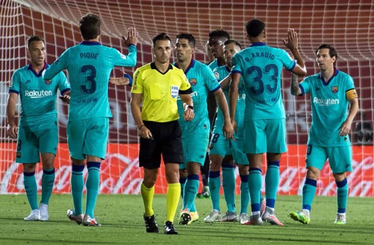 La felicitación de los jugadores del Barcelona a Messi.