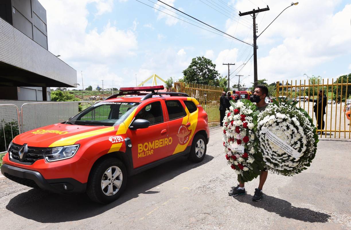 La amplia masa de seguidores pasó delante de los ataúdes, algunos gritando el nombre de Mendonca o cantando sus canciones.