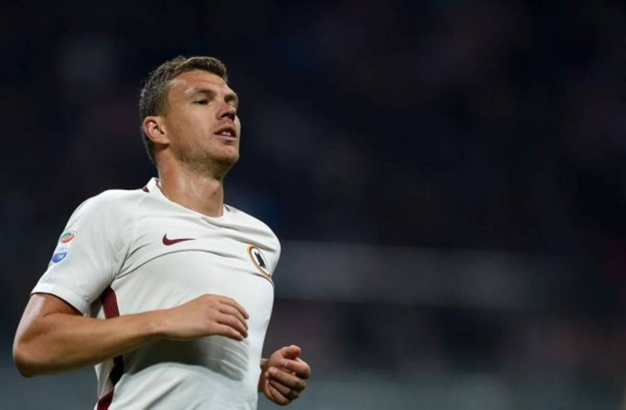 Edin Dzeko: El delantero bosnio ha señalado que no planea moverse de la Roma luego de que varios clubes lo quieren. 'En un año todo ha cambiado, tengo contrato, estoy feliz y no me voy a mover', ha asegurado el atacante.