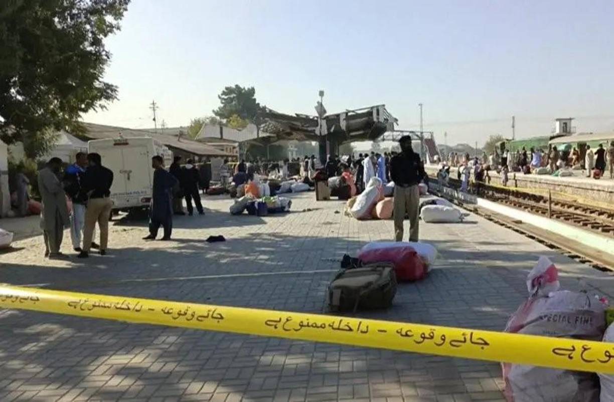 La explosión tuvo como objetivo la concurrida oficina de reservas, causando pánico generalizado y destrucción.