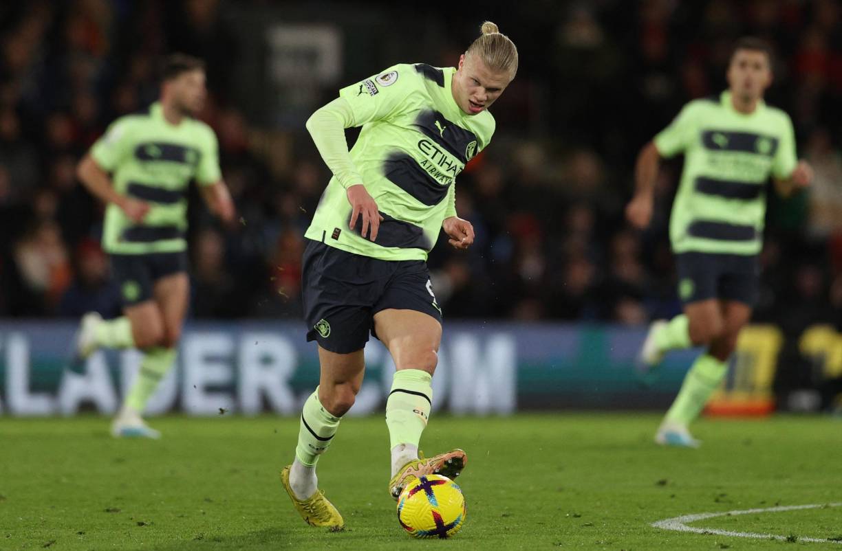 Delantero: El noruego Erling Haaland está rompiendo récords en la Champions League y Premier League; es infaltable en la lista de los mejores.