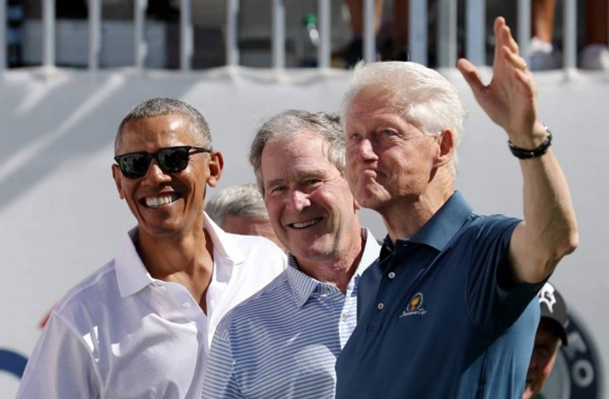 Los expresidentes estadounidenses Barack Obama, George W. Bush y Bill Clinton se presentaron en la Presidents Cup, la competición bienal de Golf entre Estados Unidos y el resto del mundo, salvo Europa, que se disputa esta semana en Liberty National, a la afueras de Nueva York.
