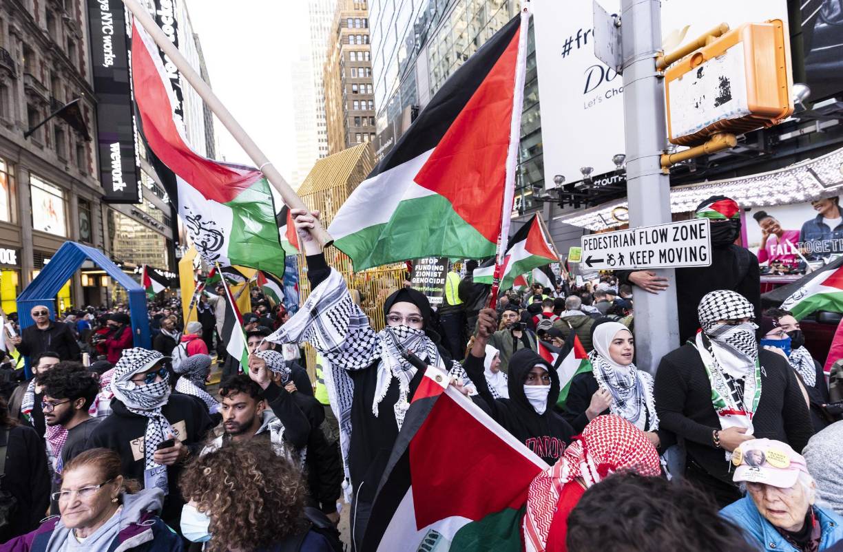 Cientos de personas se manifestaron en ciudades como Nueva York (EEUU) y Londres en apoyo a los palestinos, entre advertencias de la Policía británica de que quien muestre respaldo al grupo islamista Hamás puede ser arrestado. 