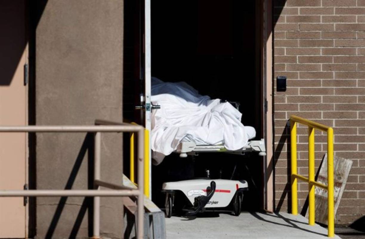 Las funerarias están tan sobrecargadas que un concejal de Nueva York evocó el lunes la posibilidad de proceder a entierros temporarios en un parque de la ciudad.<br/><br/>'Pronto empezaremos los 'entierros temporarios'. Esto será realizado probablemente utilizando un parque de Nueva York para los entierros (sí, han leído bien)', tuiteó el concejal demócrata Mark Levine, que preside la comisión de salud de la Gran Manzana.