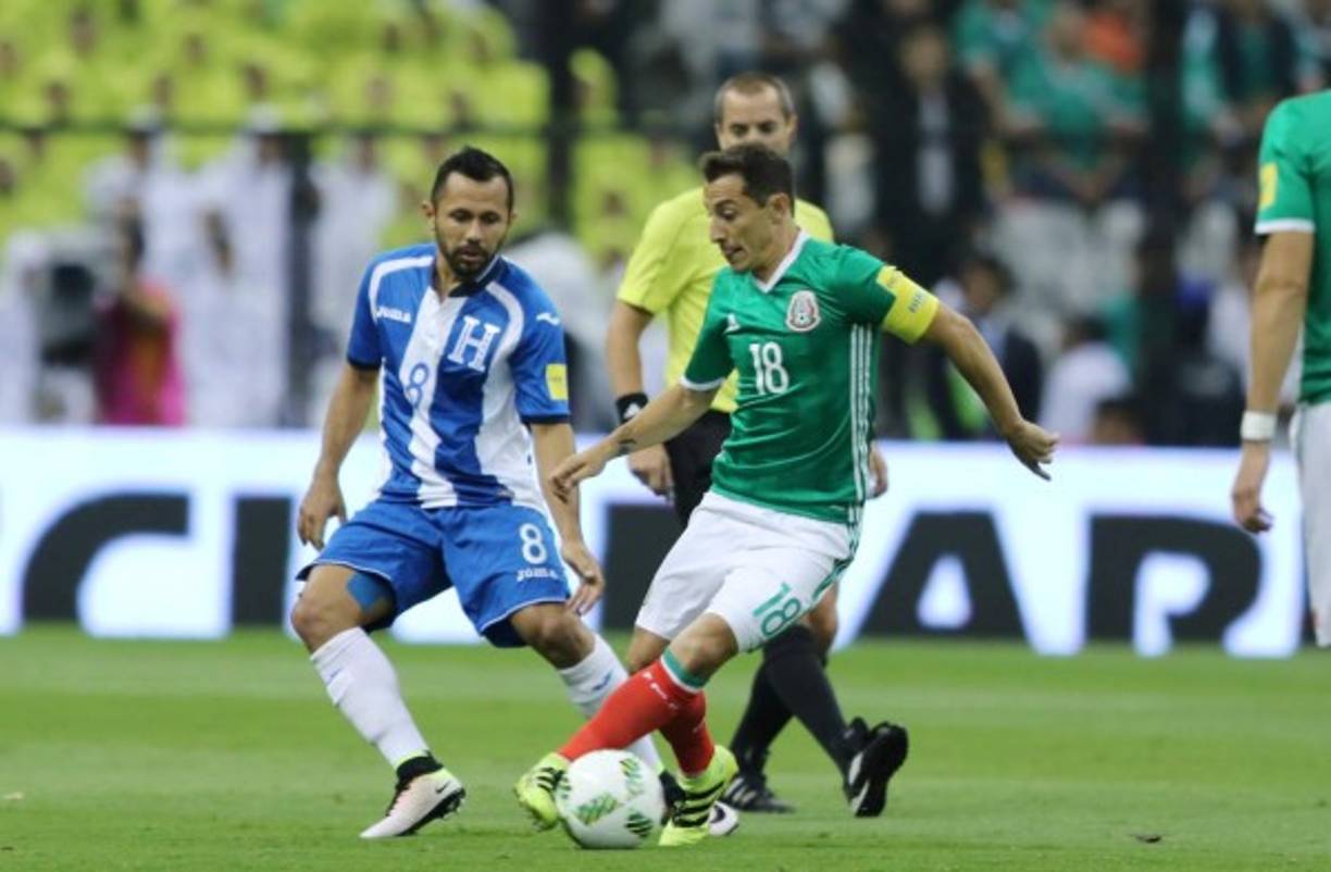 Afredo Mejía disputa el balón a Andrés Guardado, capitán de la selección mexicana.
