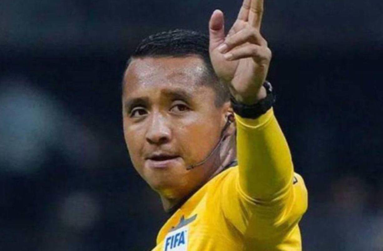 Barton otorgó nueve minutos de añadido que se convirtieron en 12 y el gol del empate de México cayó en el minuto 100, además se reclamó que hubo una falta en la anotación de Edson Álvarez. Después, en la tanda de penaltis, se repitieron dos lanzamientos fallados por el Chino Huerta y, en el tercero, que sí metió, también se debió repetir porque el portero Luis Ángel Malagón se había metido al área para reclamar una expulsión al guardameta Edrick Menjivar por doble amarilla.