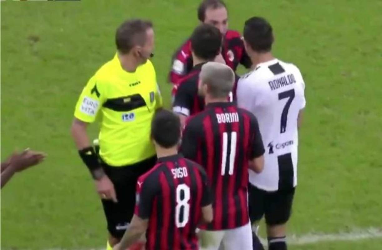 A Higuaín no le gustó que su excompañero en el Real Madrid, Cristiano Ronaldo, lo fuera a calmar y estalló contra el portugués. Foto captura pantalla