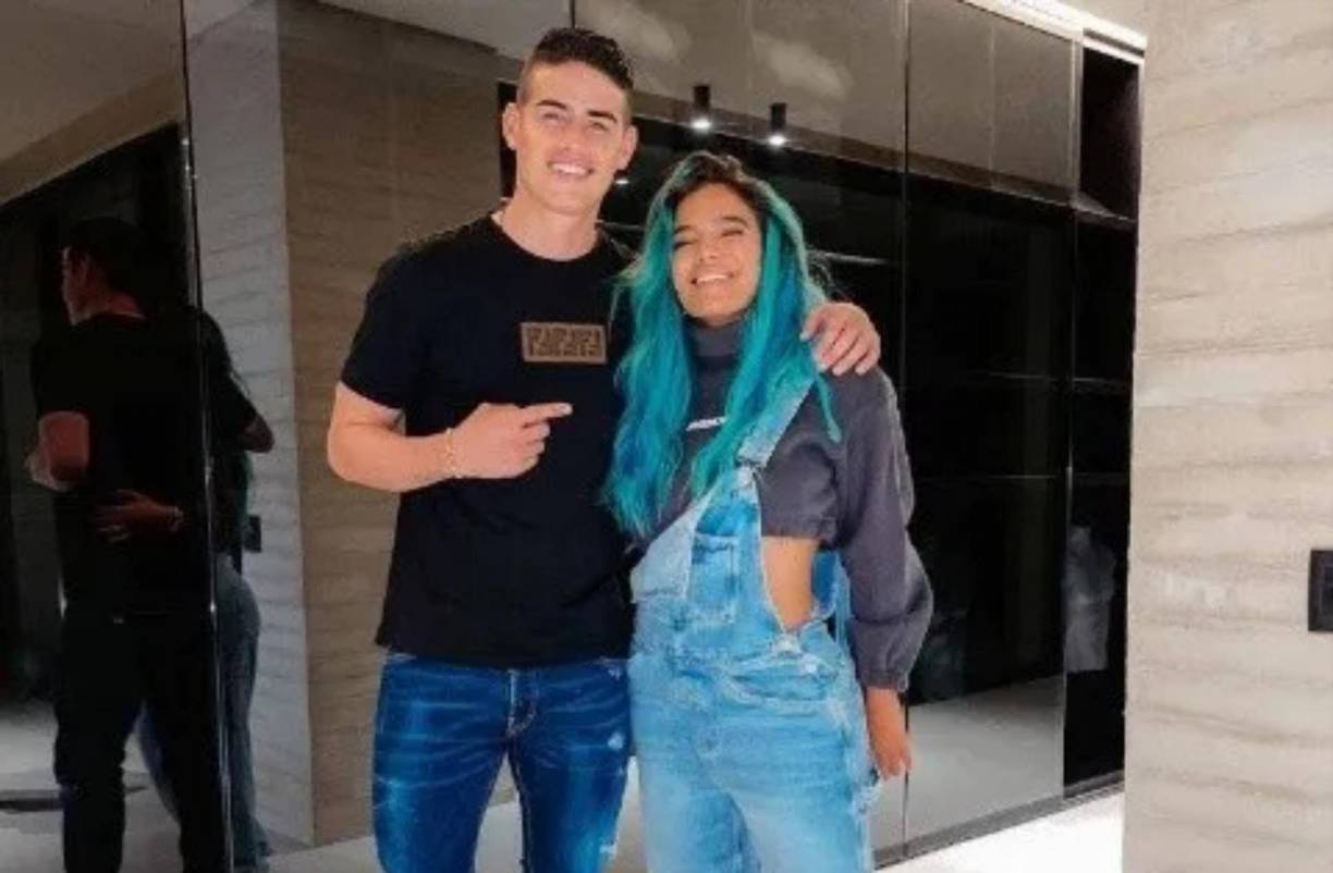Todo empezó cuando el mediocampo colombiano James Rodríguez compartió esta fotografía en su cuenta de Instagram junto a la artista. 
